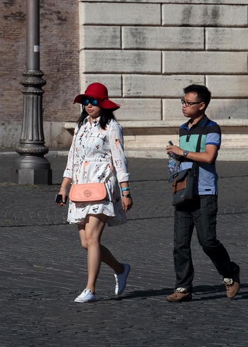 Immagine con cappello, due, passanti, donna, persone, lampione, uomo, camminare, strada, borsa, coppia, turisti, occhiali, gambe
