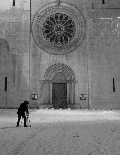 Immagine con fotografo, rosone, neve, chiesa, facciata, porta, portale, arco, portone, bianconero