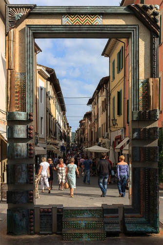 Immagine con cornice, persone, case, strada, cielo, finestre, palazzi, passanti, vicolo