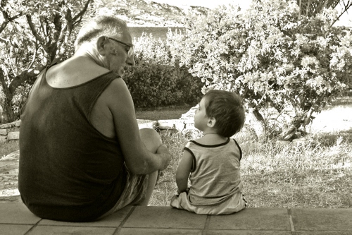 Immagine con bambino, nonno, alberi, bianconero, uomo, nipote, due, seduti, anziano