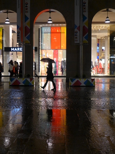 Immagine con pioggia, ombrello, passante, archi, vetrine, notte, bagnato, portici, riflessi, persona, notturno