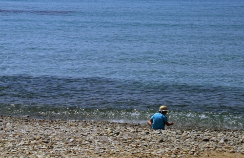 Immagine con mare, spiaggia, sassi, cappello, bambino, acqua, bimbo, blu