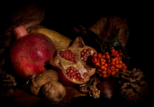 Immagine con noci, frutta, melograno, rosso, chicchi, pera, foglie, autunno, bacche