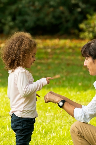 Immagine con bambina, mamma, mani, prato, orologio, riccioli, verde, ricci, donna, capelli