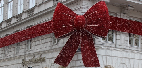 Immagine con fiocco, rosso, palazzo, finestre, natale, luminarie, insegna, nastro, addobbi