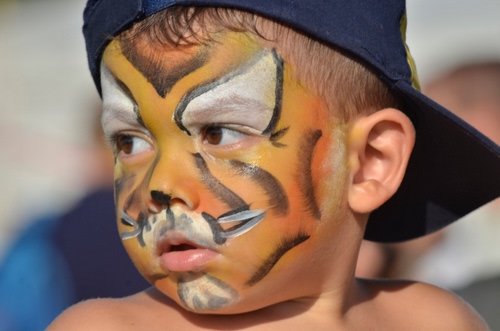 Immagine con bambino, cappello, occhi, trucco, carnevale, bocca, orecchio, colori, viso, maschera