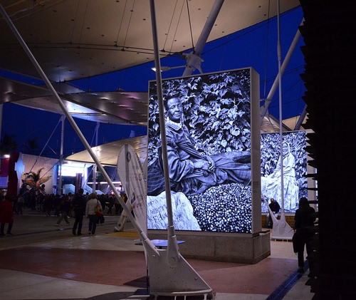 Immagine con expo, padiglione, blu, persone, luci, esposizione, milano, notte, fotografia, mostra