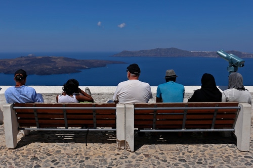 Immagine con persone, mare, panchine, cannocchiale, panchina, panorama, isole, azzurro, cielo, cappelli, sei, acqua, guardare, uomini, affaccio, isola, donne, bianco, seduti, nuvole, blu