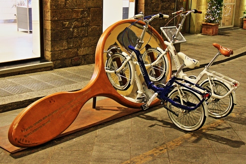 Immagine con biciclette, ruote, strada, legno, due, parcheggio, racchetta, specchio, sedili, graziella