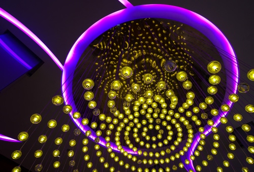 Immagine con viola, giallo, luci, astratto, nero, colori, cerchi, blu, sfere