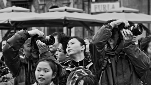Immagine con fotografi, persone, ombrelloni, bianconero, obiettivi, visi, fotografo, donne, turisti, fotocamere, strada, orientali