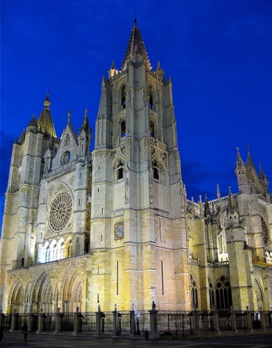 Immagine con rosone, cattedrale, blu, duomo, campanili, chiesa, cancellata, facciata, guglie, notturno, torri