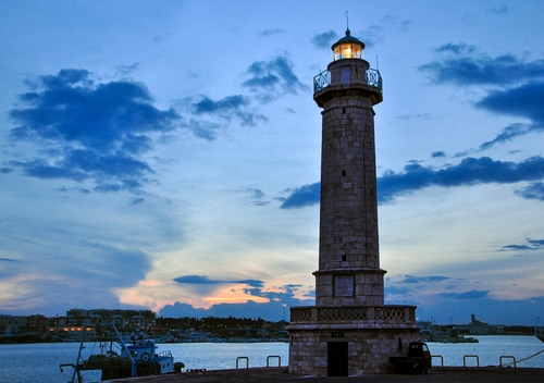 Immagine con mare, cielo, nuvole, faro, barca, acqua, porto, tramonto, luce, ringhiera, porta, azzurro, barche, lampada, farò, peschereccio, luci