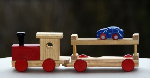 Immagine con legno, rosso, giocattolo, trenino, treno, auto, macchina, locomotiva, ruote, giocattoli