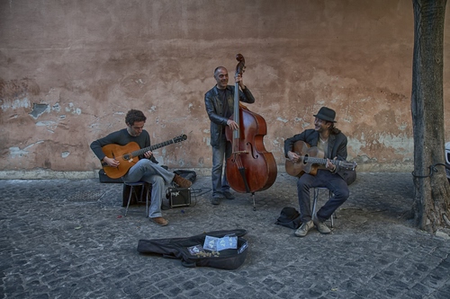 Immagine con chitarra, contrabbasso, strada, musicisti, suonatori, trio, custodia, musica, suonare, chitarre, violoncello, artisti