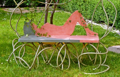 Immagine con panchina, donna, prato, rosa, siepe, verde, erba, ferro, tubo, giardino, sagoma