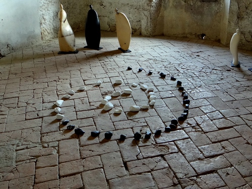 Immagine con spirale, sassi, pavimento, nero, bianco, sculture, pietre, mattoni, mattonelle, composizione, ombre