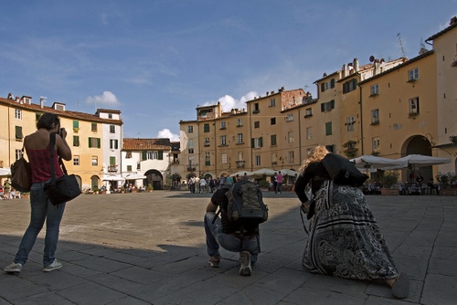 Immagine con piazza, fotografi, cielo, tre, zaino, ombrelloni, case, fotografo, borsa, turisti, palazzi