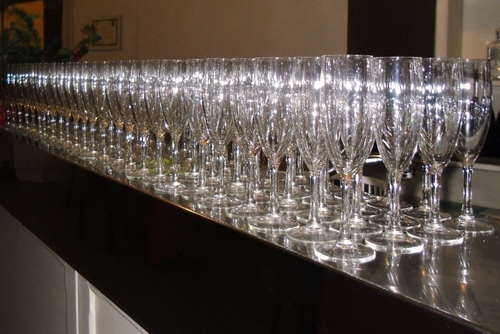 Immagine con bicchieri, vetro, calici, riflessi, tavolo, trasparente, prospettiva, riflesso