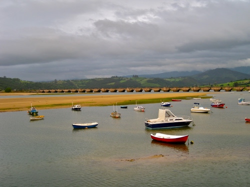 Immagine con barche, acqua, ponte, nuvole, porto, cielo, mare, fiume, lago, sabbia