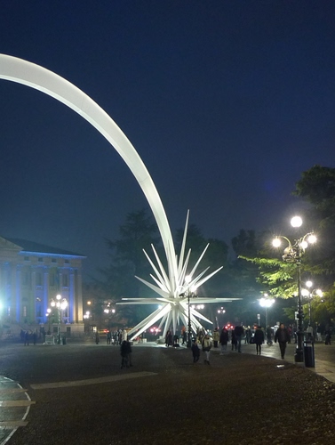 Immagine con stella, cometa, natale, lampioni, luci, piazza, lampione, persone, notturno