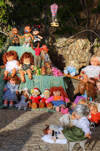 Immagine con bambole, giocattoli, esposizione, mongolfiera, rete, giocattolo, colori, ombra, piante