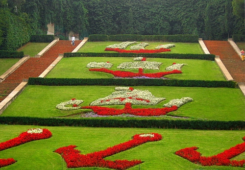 Immagine con aiuole, fiori, verde, rosso, erba, prato, ancore, aiuola, scale, caravelle, giardino, ancora