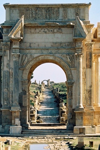 Immagine con arco, colonne, rovine, ruderi, porta, strada, prospettiva, archi, antico, pietre, resti, cielo, archeologia