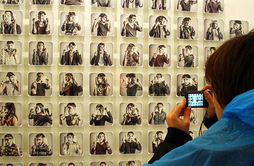 Immagine con fotografo, mani, ritratti, fotografie, azzurro, immagini, fotocamera, fotografare, foto, impermeabile, persone, camera, capelli