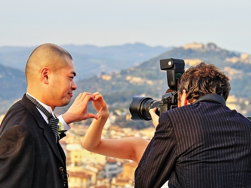 Immagine con fotografo, cuore, mani, sposi, flash, cravatta, macchina, fotocamera