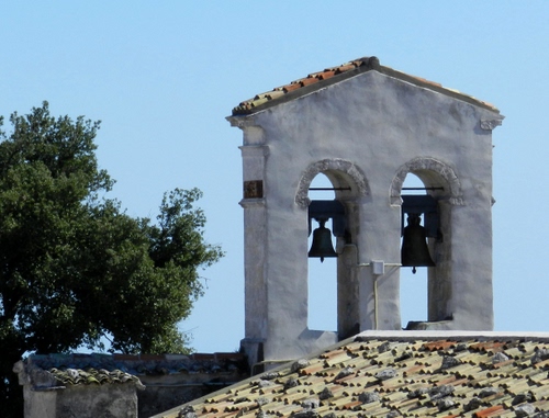 Immagine con campane, tetto, albero, campanile, tegole, due, cielo, vela, tetti, azzurro, chiesa, alberi, bianco