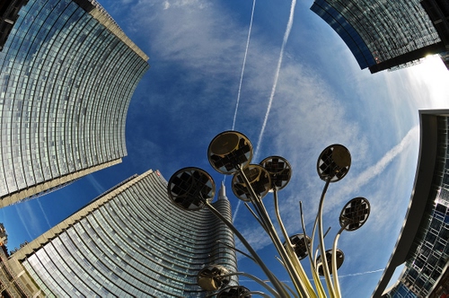 Immagine con grattacieli, cielo, lampione, milano, nuvole, palazzi, lampioni, azzurro, prospettiva