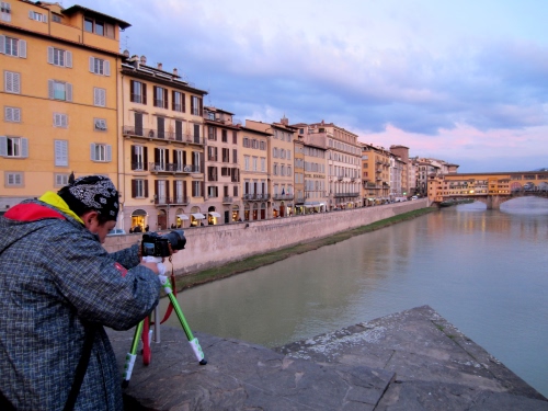 Immagine con ponte, fotografo, firenze, arno, fiume, fotocamera, cavalletto, nuvole