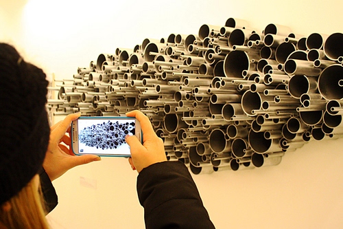 Immagine con tubi, mani, cellulare, foto, fotografa, arte, telefono, scatto, fotografare