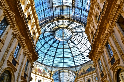 Immagine con galleria, cupola, finestre, vetro, milano, affreschi, palazzi, archi, vetrate, cerchi, decorazioni, prospettiva, architettura, vetri, celeste