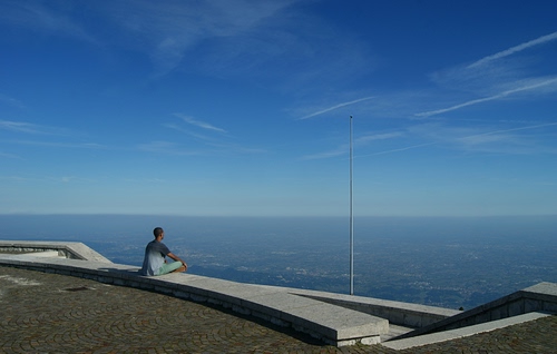 Immagine con mare, cielo, azzurro, persona, uomo, silenzio, seduta, nuvole, seduto, antenna, panorama, muretto, solo