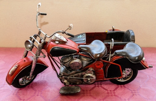 Immagine con moto, rosso, ruote, giocattolo, motocicletta, sidecar, sedili, sellini, manubrio, sella, due