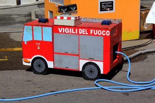 Immagine con rosso, tubo, pompieri, giocattolo, strada, azzurro, ruote, vigili, grigio, modellino, camion, fuoco, autopompa, arancione, giallo, blu, celeste, plastico, tubi