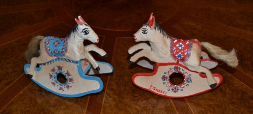 Immagine con cavalli, dondolo, rosso, giocattoli, due, pavimento, code, giocattolo, azzurro, legno, celeste, zampe, selle, dondoli