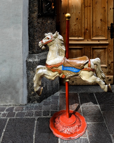 Immagine con cavallo, porta, giocattolo, rosso, sella, zampe, cavallino, bianco, piedistallo