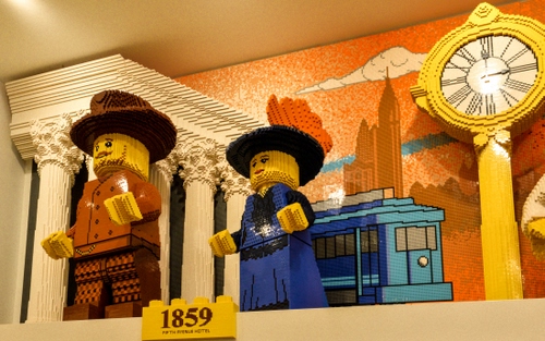 Immagine con orologio, lego, data, pupazzi, giocattolo, cappelli, uomo, numeri, tram, giallo, colonne, giocattoli, due, mattoncini