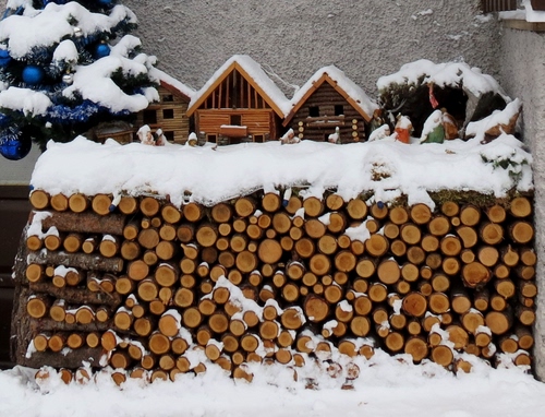 Immagine con neve, legna, presepe, inverno, legno, presepio, catasta, albero, tronchi