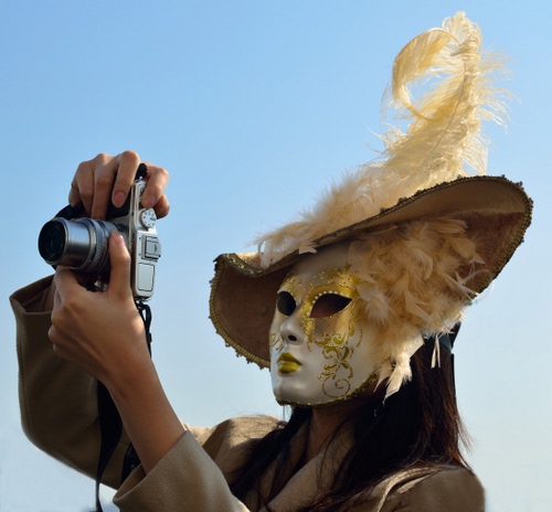 Immagine con maschera, cappello, carnevale, fotografa, fotografo, piume, fotografia, piuma, fotocamera