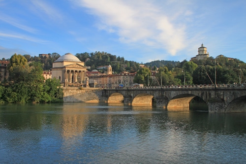 Immagine con ponte, fiume, acqua, alberi, colonne, nuvole, arcate, cielo, cupola, verde, torino, archi, chiesa, riflesso, colline, scorcio, riflessi
