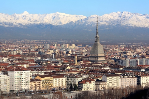 Immagine con torino, montagne, neve, panorama, città, mole, palazzi, cupola, antonelliana, alpi, vette, tetti, cielo, finestre, case