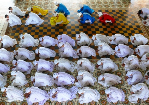 Immagine con bianco, preghiera, devozione, moschea, pavimento, giallo, fedeli, blu, rosso