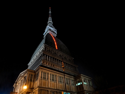 Immagine con mole, luci, notte, torino, cupola, notturno, lampione, finestre, guglia
