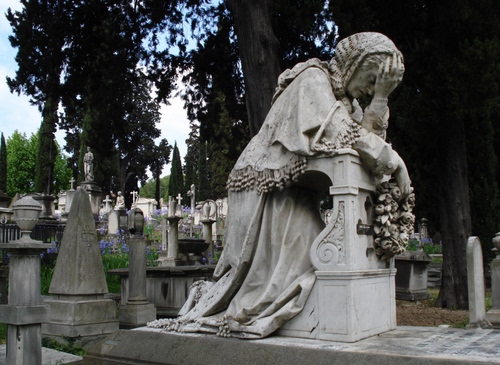 Immagine con cimitero, statua, tombe, alberi, donna, corona, monumento, croci, statue