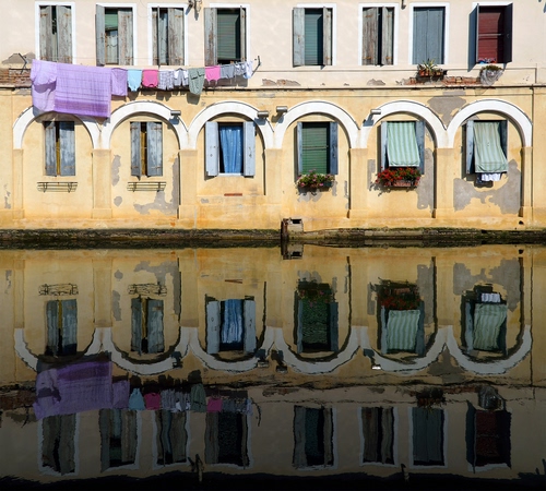 Immagine con finestre, panni, riflesso, tende, archi, canale, acqua, palazzo, persiane, riflessi