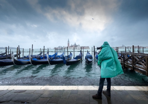 Immagine con gondole, venezia, fotografo, acqua, verde, mare, porto, maltempo